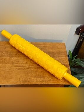 NEW ❤️ Daisy Embossing Rolling Pin — Bright Yellow